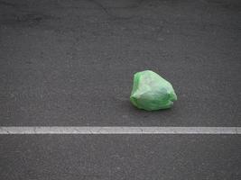 sacchetto di plastica in strada foto