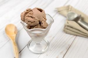 piatto di vetro di gelato al cioccolato. foto