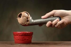 pallina di gelato al cioccolato su una ciotola. foto