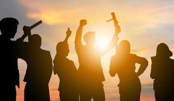 silhouette di un team di successo di giovani imprenditori di prospettiva con tracciato di ritaglio, gruppo di affari di successo che celebra dopo l'incontro foto