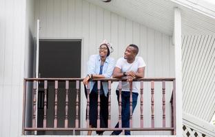 coppia afroamericana allegra al balcone di legno, concetti di famiglia di felicità foto