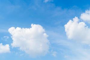 cielo blu nuvole bianche e bella nuvola cumulus soffice e gonfia, sfondo cloudscape. foto