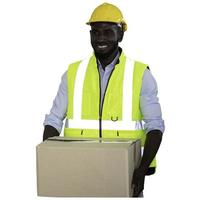 felice magazziniere maschio afroamericano che indossa una tuta uniforme e un casco di sicurezza che organizza le merci per preparare la consegna ai clienti nel magazzino per l'inventario. foto