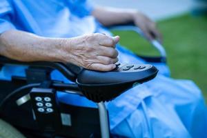 paziente asiatico anziana o anziana signora anziana su sedia a rotelle elettrica con telecomando nel reparto ospedaliero di cura, concetto medico sano e forte foto