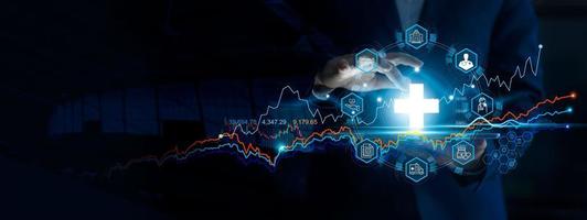 grafico di crescita dei dati del grafico aziendale sanitario e visita medica. uomo d'affari che tocca l'icona della rete medica virtuale. la pandemia di virus sviluppa la consapevolezza delle persone e diffonde l'attenzione sulla loro assistenza sanitaria foto