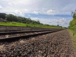 la vista della strada ferroviaria a yogyakarta indonesia, rocce visibili e uno sfondo con cielo limpido foto