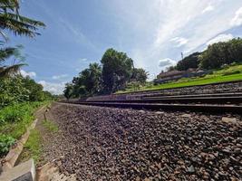 la vista della strada ferroviaria a yogyakarta indonesia, rocce visibili e uno sfondo con cielo limpido foto