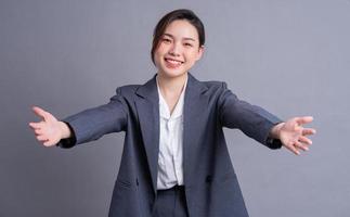 ritratto di una bella donna d'affari asiatica su sfondo grigio foto