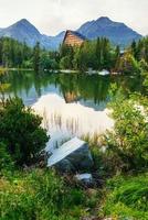 maestoso lago di montagna nel parco nazionale degli alti Tatra foto