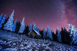 baita in montagna. fantastica pioggia di meteoriti invernali e m nevoso foto