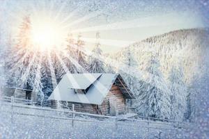 chalet in montagna al tramonto. saluti invernali foto