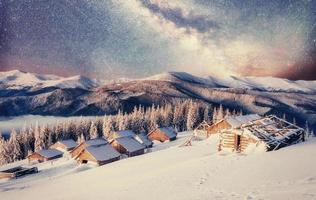 chalet in montagna di notte sotto le stelle foto