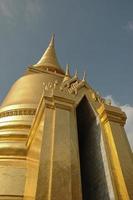 cancello dorato dello stupa e cielo blu a bangkok thailandia foto