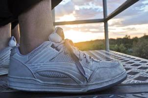 scarpe di un uomo che fa jogging al mattino presto foto