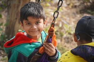 poveri bambini indiani immagini sorridenti foto