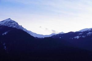 vista ravvicinata di una montagna con le nuvole foto