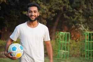 ragazzo con il calcio - concetto di salute e fitness foto