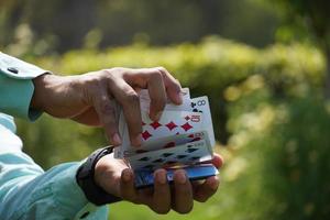 carte da gioco in mano - concetto di poker foto