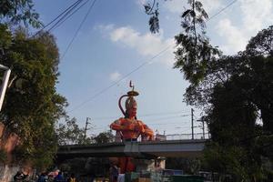 hanuman ji scultura alta 108 piedi di lord hanuman appena fuori dall'ingresso principale foto