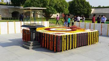 lapide commemorativa di gandhi a rajghat, delhi, india foto