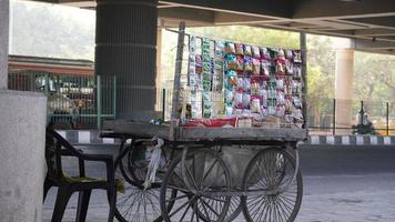 immagine del negozio indiano del povero uomo al tiro all'aperto foto