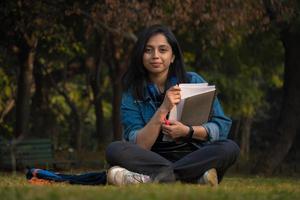 ragazza nel pensare al campus universitario foto