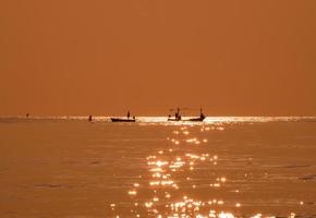 silhouette pescatore pesca mare dorato bellissimo splendore foto