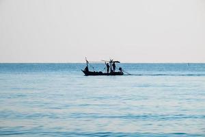 silhouette pescatore pesca blu mare bellissimo foto