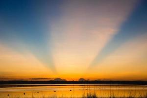 luce della sera dal tramonto sul lago, concetto di splash crepuscolare foto