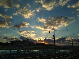 tramonto sul lungomare di budapest, in Ungheria. vista notturna del cielo colorato sul fiume Danubio. foto