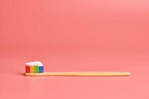 spazzolino da denti in bambù ecologico con dentifricio. strumento per la cura personale per proteggere la cavità orale, rimuovere la placca e il tartaro. foto