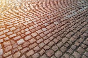 trama delle piastrelle. modello di ciottoli tedeschi antichi nel centro della città. piccole pietre per lastricati in granito. pavimenti grigio antico. foto