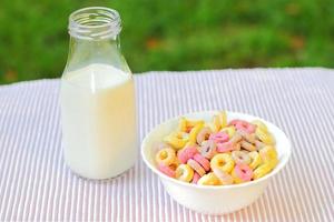 ciotole con diversi tipi di prodotti a base di cereali per la colazione, ciotole bianche con il pasto mattutino foto