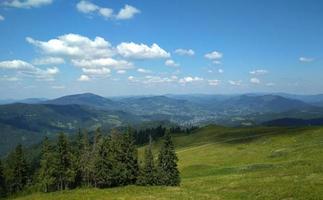 bella campagna in montagna. monti carpazi, ucraina, europa foto