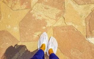 piedi coperti scarpe a terra taj mahal agra india. foto