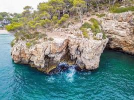 ripresa panoramica del drone della baia di cala santanyi, maiorca, spagna. foto