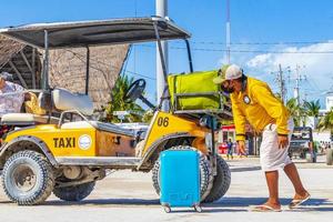 holbox mexico 21. dicembre 2021 golf cart taxi cars carts and service pier holbox mexico. foto