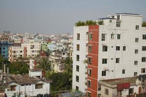 vista ad angolo basso di edifici residenziali a dhaka in bangladesh foto