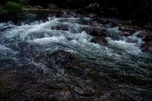 cascata naturale, fiume spalla, attraverso la cima della montagna foto