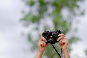 le fotografe di donne e macchine fotografiche stanno scattando felicemente. concetto di viaggio foto