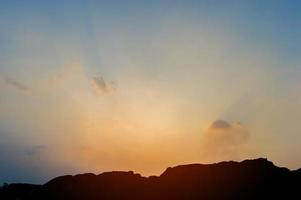 silhouette di montagna il sole, il cielo e il concetto di silhouette di vita foto