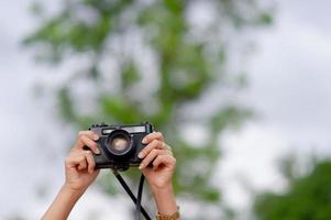 le fotografe di donne e macchine fotografiche stanno scattando felicemente. concetto di viaggio foto