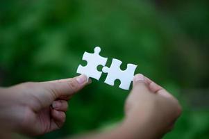 mani e puzzle, pezzi importanti del concetto di lavoro di squadra di lavoro di squadra foto