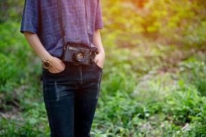 la donna e la sua amata fotografia di concetto di viaggio con la fotocamera foto