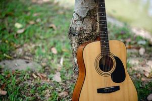 chitarra acustica, un ottimo strumento musicale concetto di strumento foto