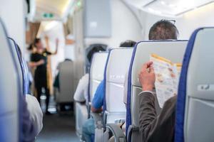 qualcuno ha letto il menu sull'aereo, pronto per mandare in onda la hostess. foto