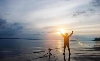 il fotografo è felice in riva al mare ed è contento della sua fotografia. foto