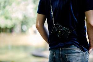 la mano e la fotocamera del fotografo viaggiano in montagna e fotografano il concetto di natura foto