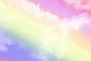 bellezza dolce pastello viola giallo colorato con soffici nuvole sul cielo. immagine arcobaleno multicolore. luce crescente di fantasia astratta foto