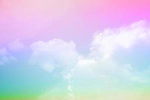 bellezza dolce verde pastello blu colorato con soffici nuvole sul cielo. immagine arcobaleno multicolore. luce crescente di fantasia astratta foto